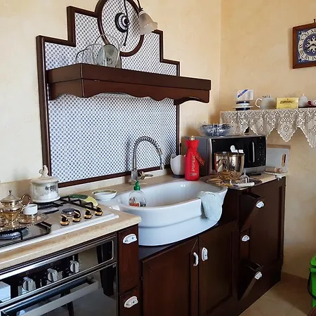 Carlo V - Queen Guest house *